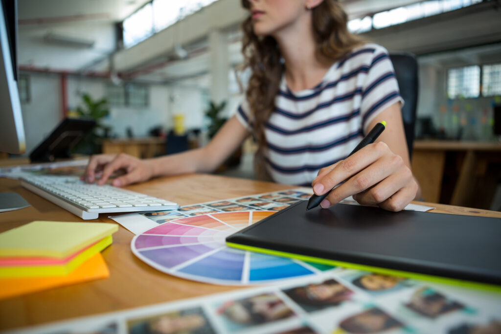 DesignOps crear soluciones - Diseñador trabajando en soluciones innovadoras con herramientas digitales avanzadas.
